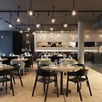 Renaissance Airport 5*