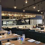 Renaissance Airport 5*