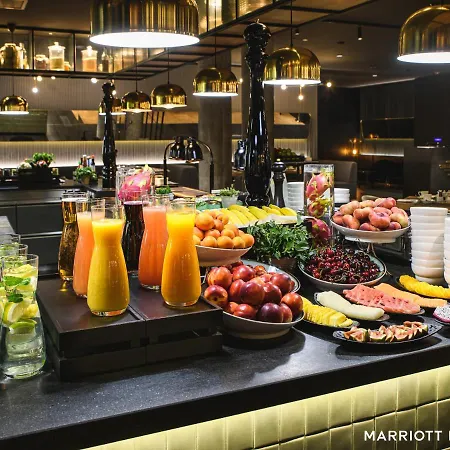 Renaissance Airport Hotell