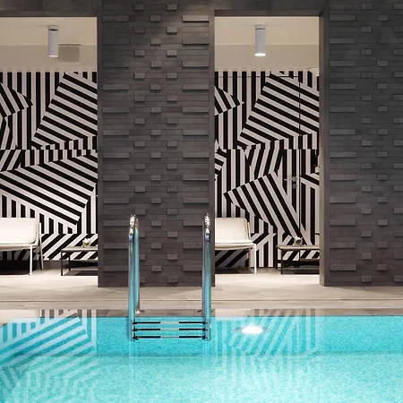 Hotel Renaissance Airport 5*