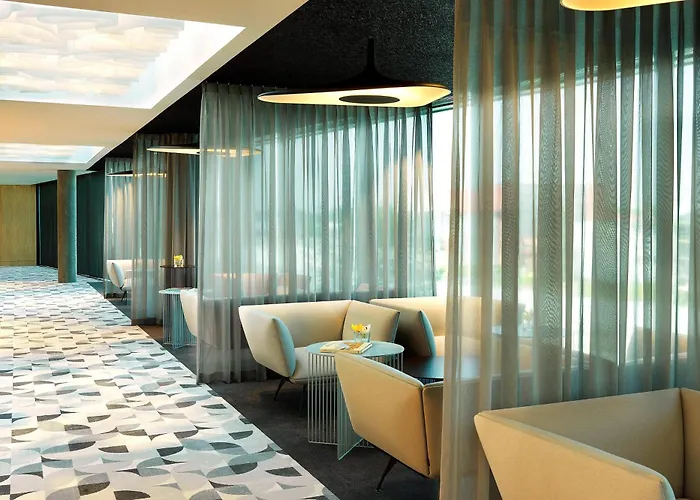 Renaissance Airport Hotel 5*