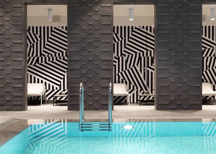 Hotel Renaissance Airport 5*