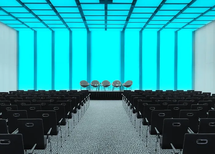 Renaissance Airport 5*