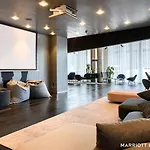 ホテル Renaissance Airport 5*