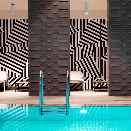 Renaissance Airport 5*