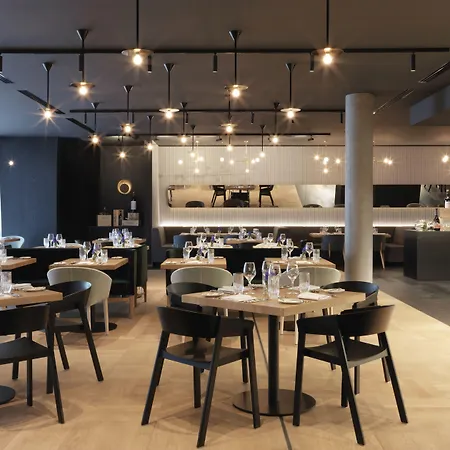 Renaissance Airport 5*