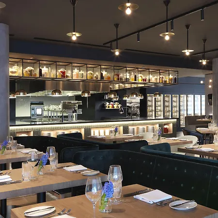 Renaissance Airport 5*