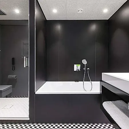 Renaissance Airport Hotel