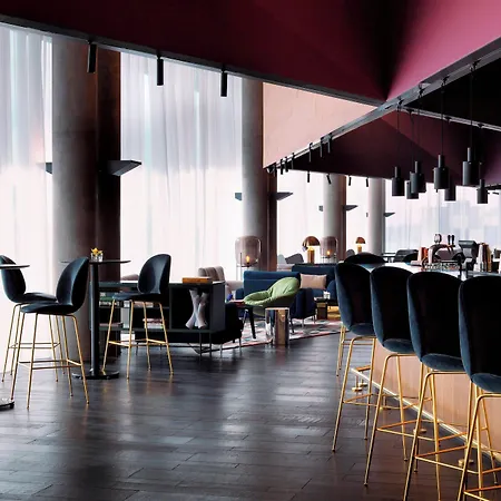Renaissance Airport 5*