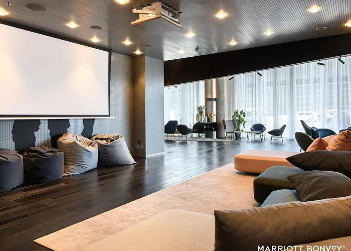 Hotel Renaissance Airport 5*