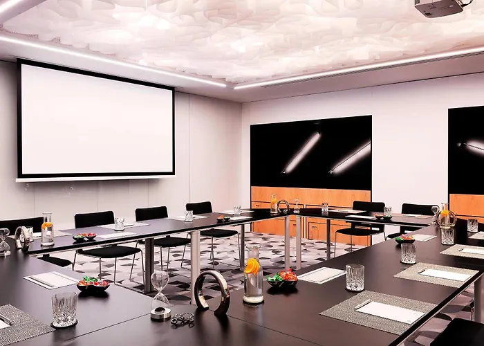 Hotel Renaissance Airport