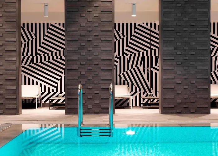 Renaissance Airport 5*