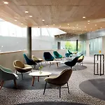 מלון Renaissance Airport 5*