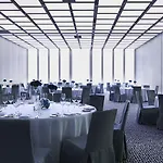 מלון Renaissance Airport 5*