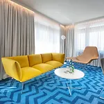 מלון Renaissance Airport 5*