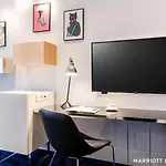 Renaissance Airport Otel